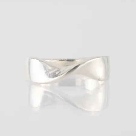 Ring, GHA, storlek 19 mm, bredd 3.3-6.6 mm,silver. Vikt: 5,1 g