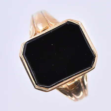 Klackring med Onyxplatta, stl 19, bredd 3-15 mm, 18K. Vikt: 3,6 g