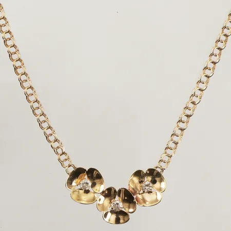 Collier Bismarck, integrerat hänge, blommor med vita stenar, längd 42cm, bredd 3-10,4mm, 18K Vikt: 5,2 g