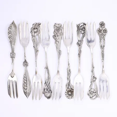 9 Tårtgafflar med dekor av växter, längd 13,5cm, GEWE Malmö 1960-70-tal, silver 830/1000 Vikt: 165,5 g