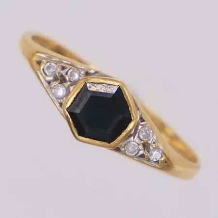 Ring med blå och vita stenar, stl 18, bredd 6mm, nagg, 18K Vikt: 2,2 g