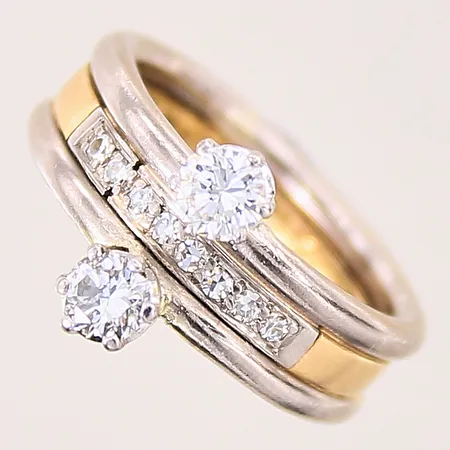 Ring med diamanter 2 x ca 0,23ct samt 8/8-slipade diamanter 8 x ca 0,01ct, stl 15½, bredd 5,8-11,1mm, gravyr, tvåfärgad, 18K Vikt: 7,4 g