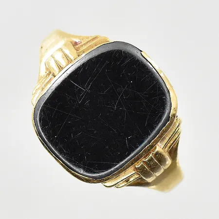 Klackring med Hematit, stl 19, bredd 2-14 mm, repig sten, defekt fattning, ojämn skena, 18K.  Vikt: 5,9 g