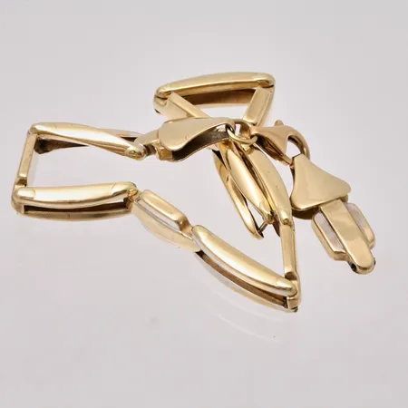 Defekt guld, 18K, vikt 6,77g.