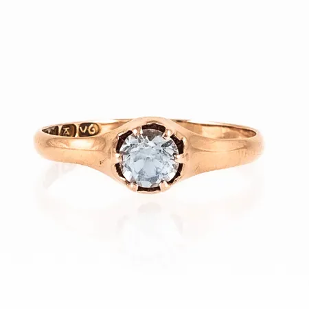 Ring i 14K guld med en ljusblå syntetisk spinell. Den är i storlek 18, är 1,8 - 6,5 mm bred och väger 1,6g. Finska stämplar. Naggade fasetter men fin lyster ändå. 