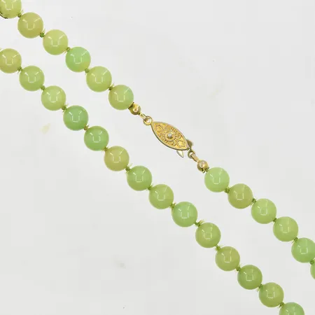 Collier med gröna kulor i sten Ø8 mm, längd 45 cm, lås i gulmetall, Japan.