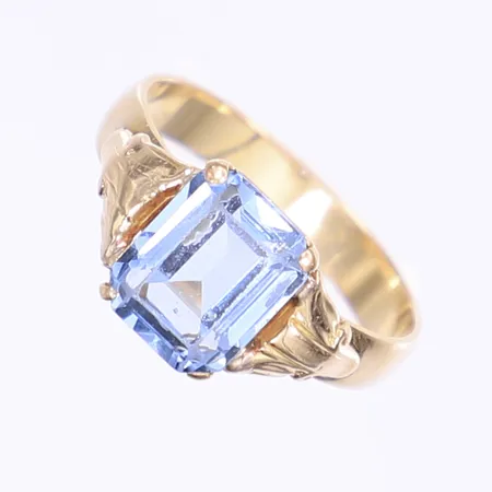 Ring med blå sten, stl 19¼, bredd 4-10mm, repig, 18K Bruttovikt: 4,5g