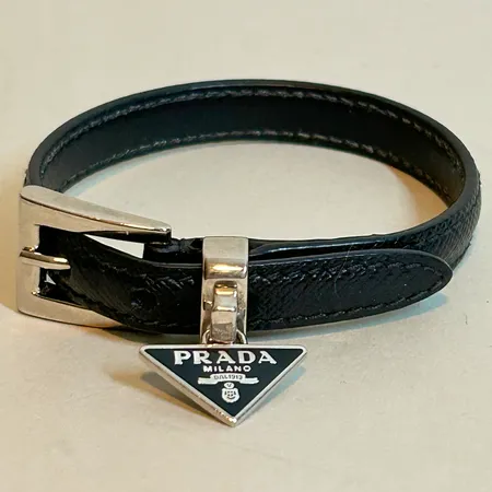 Armband Prada Saffiano läder & logo emalj på metall 18-20,5cm, hela längden 23cm lättare bruksskick, från 2022 i originalask.