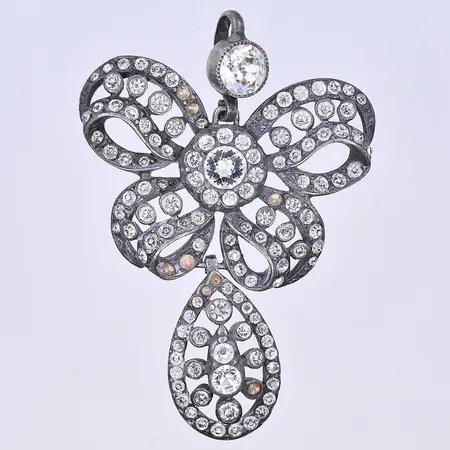 Hänge med vita stenar, längd 60 mm, bredd 42 mm, några stenar saknas, silver 830/1000. Vikt: 17,8 g