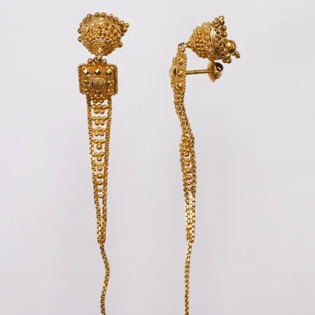 Ett par örhängen, filigran, 140mm inkl hängdel, skruvstift, en snurrebuss saknas, defekt, 22K Vikt: 16,6 g