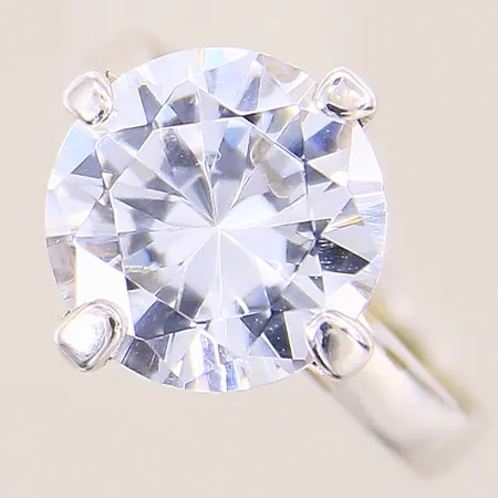 Ring med vit sten, stl 18, bredd 3-14,4mm, GHA, silver 925/1000 Vikt: 5,1 g