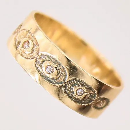 Ring med vita stenar, stl: 15¾, bredd: 5,7mm, dekor, gravyr repig, ostämplad, 18K Vikt: 2,9 g