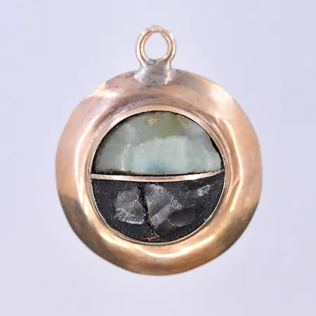 Hänge med svart och grön sten, Ø18 mm, svarta stenen är defekt, 14K. Vikt: 2,8 g