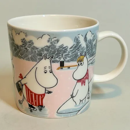 Mugg Mumin från Arabia Vinterns under, årets mugg 2022, höjd 8 cm Ø8,5cm, rymmer 0,3l