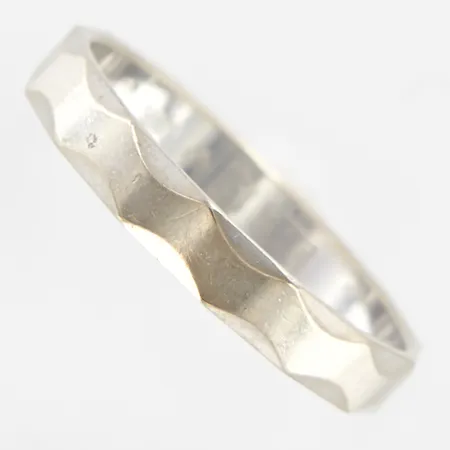 Ring med mönster, stl 16½, bredd 3mm, gravyr, vitguld 18K Vikt: 2,2 g