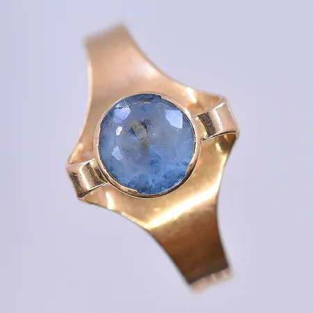 Ring med blå sten, stl 16¼, bredd 3-11 mm, slitna facetter, 18K. Vikt: 1,9 g