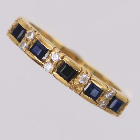 Ring med blå och vita stenar, stl 16½, bredd 4mm, sten saknas, nagg, 18K Vikt: 3,1 g