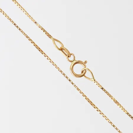 Kedja Venezia, längd 49cm, bredd 0,7mm, ojämn, 18K. Vikt: 1,8 g