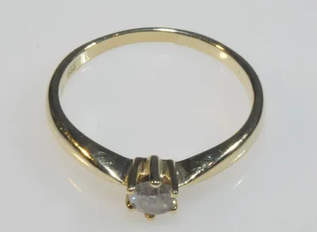 Ring med briljant 0,25ct WP2 14k , Ø 17 mm Breed 1-5 mm Vikt: 2,2 g