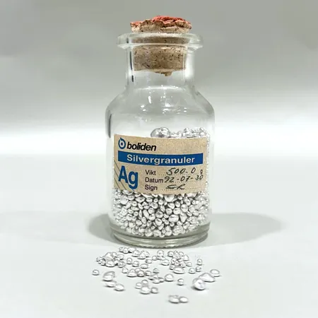 Glasburk med silvergranuler, Boliden, silver 999/1000, nettovikt: 500,0g, bruttovikt: 600,4g