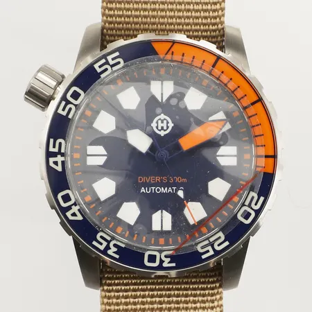 Armbandsur Helm Khuraburi, stål, 43mm, serienummer: 02AL4H2310, referensnr: 02AL4, tygband ca 27cm, tillbehör: skruvmejsel, skyddsplast, putsduk, box, certifikat.