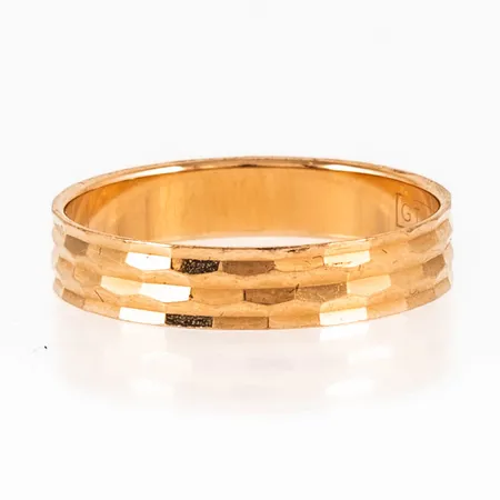 Graverad guld i 18K. Vikt: 1,7g.