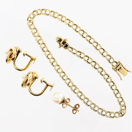 1 armband, 1 par örhängen, 1 enstaka örhänge, odlade pärlor, skruvfäste, slitage, 18K. Bruttovikt: 7,8gram. Vikt: 7,8 g