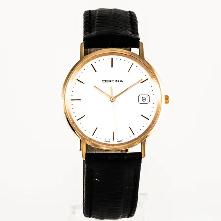Herrur Certina i 18K guld med svart läderband (original). Boett Ø 33,5 mm, datum, safirglas, quartz. Fint skick. Originalask och kvitto fr. Umeå Ur & Guld 2025-05-30 medföljer. 