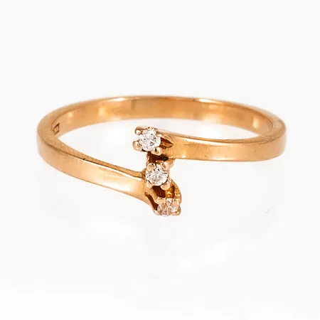 Ring i 18K guld med tre vita stenar. Den är i storlek 18¾, är 2 - 7,5 mm bred och väger 2,4g. 