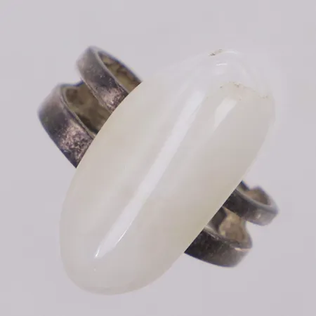 Ring med vit sten, stl 17, bredd 4,5-21mm, ställbar storlek, silver 925/1000 Vikt: 5,1 g