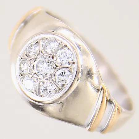 Ring med diamanter totalt 0,40ctv enligt gravyr, stl 17½, bredd 3-11mm, detaljer i gult guld, 14K Vikt: 4,2 g