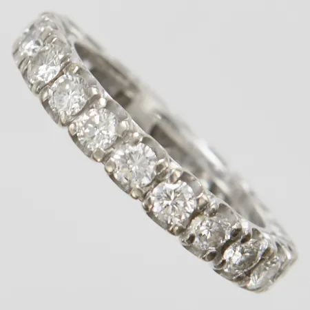 Ring helallians, diamanter 21 x ca 0,10ct, stl 18, bredd 4mm, skev, vitguld, 18K Vikt: 5,2 g