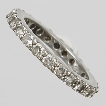 Ring, vita stenar, stl 16¾, Edblad, höjd 3mm, bredd 2,5mm, 925/1000 silver Vikt: 2,8 g