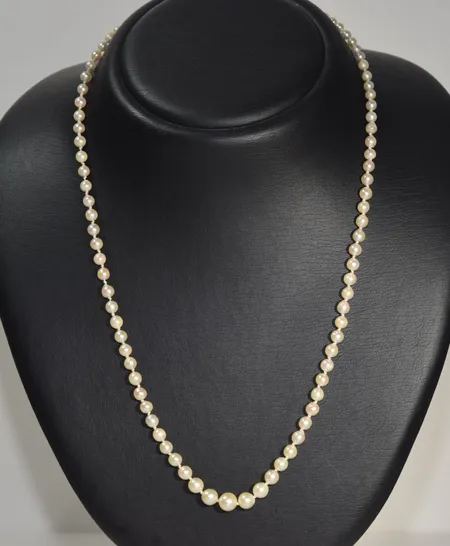 Pärlhalsband doserat sötvattenspärlor, silverlås, längd 53 cm, bredd 2,95-7,41 mm. Vikt: 0 g