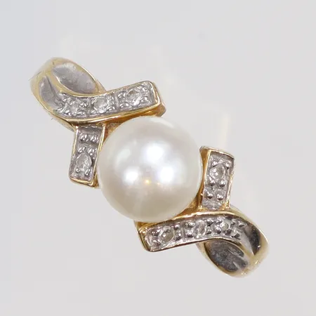 Ring med odlad saltvattenpärla samt diamanter 8xca0,005ct, stl 17¾, bredd 1-8mm, GHA 18K Vikt: 4 g