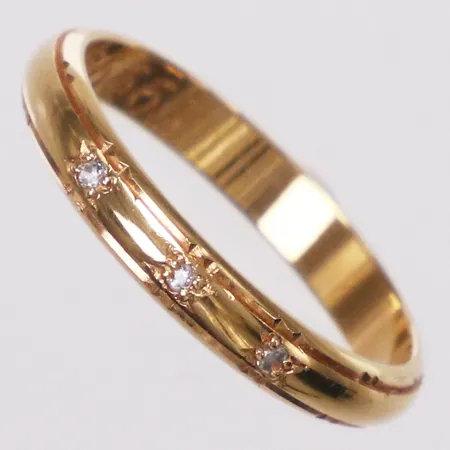 Ring, vita stenar, stl 17½, bredd 3mm, gravyr, 18K Vikt: 1,7 g