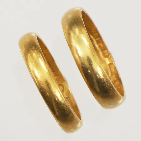 Två ringar, släta, gravyr, 23K Vikt: 11,4 g