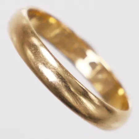 Ring, slät, stl 19¼, bredd 3,8mm, Kaplan år 1984, gravyr, 18K Vikt: 3,7 g
