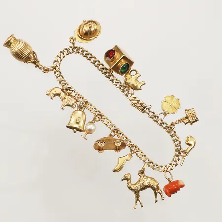 Armband med fjorton berlocker, varav en berlock i 14K, ca 17cm, Boliden, 18K Vikt: 20,3 g