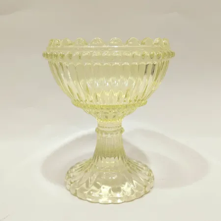 Skål på fot, gultgrönt glas, omärkt, ca 15cm, Ø ca 12,5cm