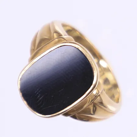 Ring med platta av onyx, stl 18¼, bredd 3-16mm, svag gravyr, 18K Vikt: 6,8 g