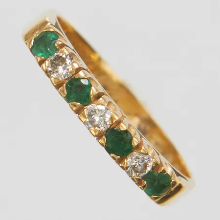 Ring, smaragder, diamanter 3xca0,035ct, briljantslipade, ca Wesselton(H)/P, smaragder 4xca0,05ct, stl 16½, bredd 2,5-3mm, nagg på stenar, gravyr, 18K Vikt: 2,7 g