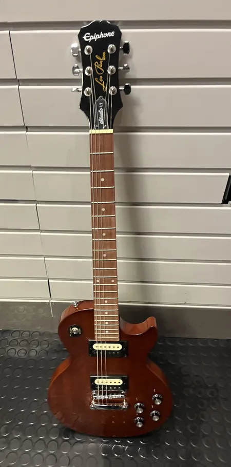 Elgitarr Epiphone Les Paul studio LT, hals i mahogny med gräppbräda i rosenwood. 12" radie. 60s D-profil, 2st volum 2 ton-kontroller, serienr 21041314950 Made In China. Fint skick. Skickas med postpaket.