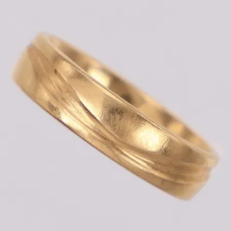 Ring, slät, stl 17¼, bredd 5mm, gravyr, 18K Vikt: 5,4 g