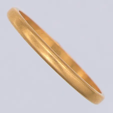 Ring, slät, stl 22½, gravyr, 20K Vikt: 3,7 g