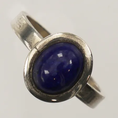Ring med blå sten, möjligen sodalit, stl 19, bredd 13mm, 925/1000 silver Vikt: 4,9 g