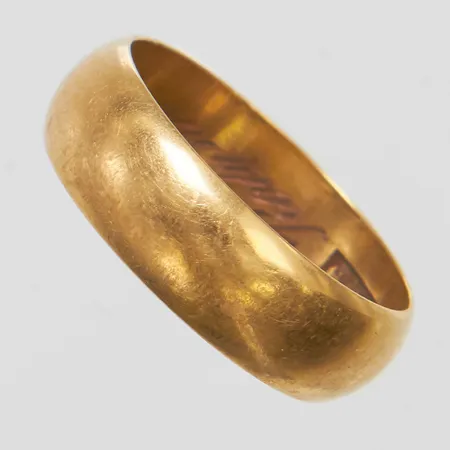 Ring, slät, stl 17, bredd 5,8mm, gravyr, 18K Vikt: 4,5 g