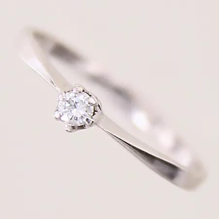 Ring med briljantslipad diamant 0,09ct enligt gravyr, stl: 18¼, bredd: 1,6-3,6mm, vitguld, GFAB, 18K Vikt: 1,7 g