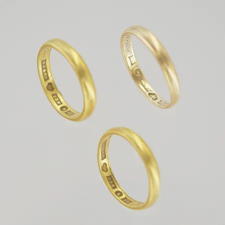 2 ringar 23k, 7,34 gr + 1 ring 18k 2,7 gr, gravyr/ojämna
