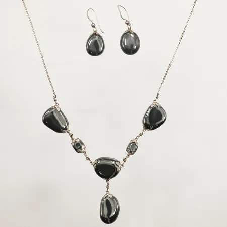 Garnityr, collier med hematit, längd 54cm, bredd 1,1-15mm, ett par örhängen med hematit, längd 34mm, bredd 14,5mm, silver 925/1000 Vikt: 51 g